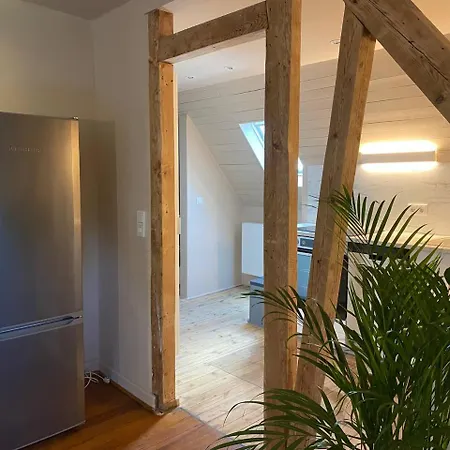 Dachgeschosswohnung In Altbauvilla 아파트