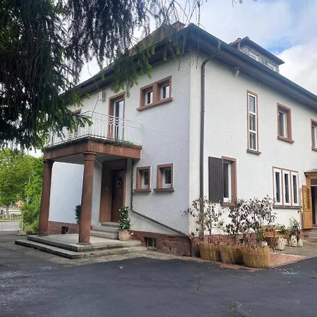 Dachgeschosswohnung In Altbauvilla