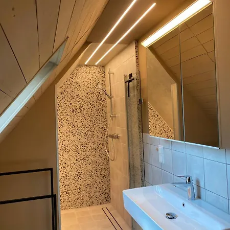 Dachgeschosswohnung In Altbauvilla *